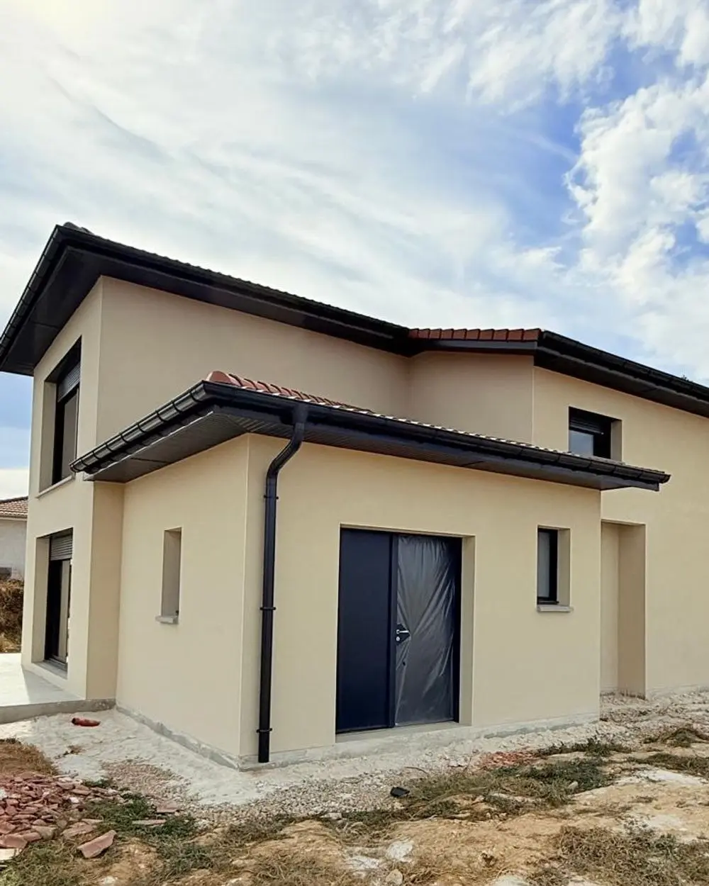 Pose d'enduit sur maison neuve dans le Var — entrée après enduit