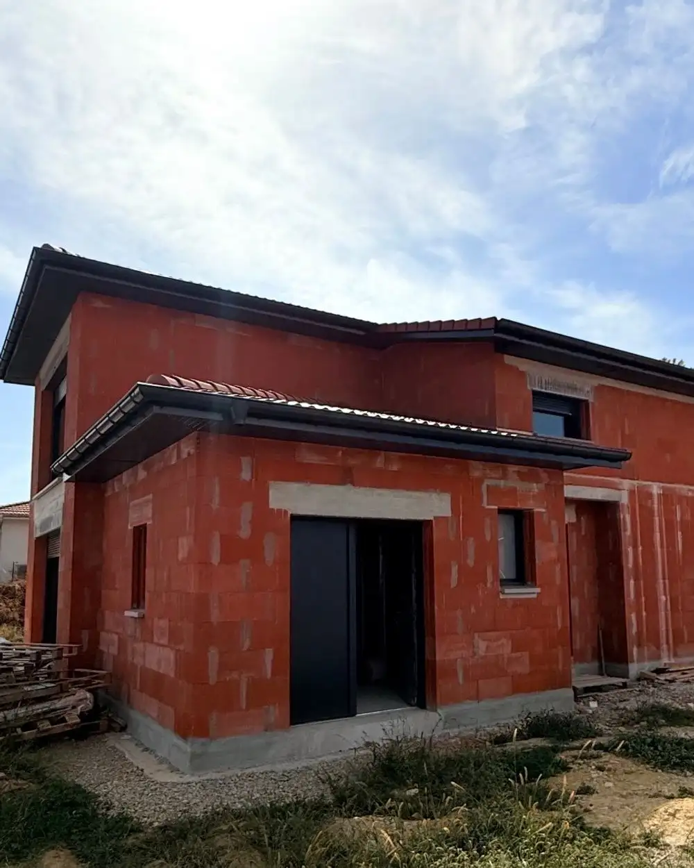 Pose d'enduit sur maison neuve dans le Var — entrée avant travaux