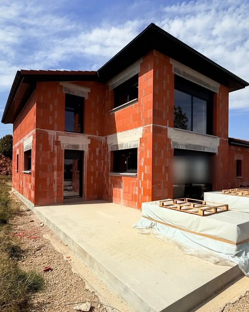 Pose d'enduit sur maison neuve dans le Var — terrasse avant travaux